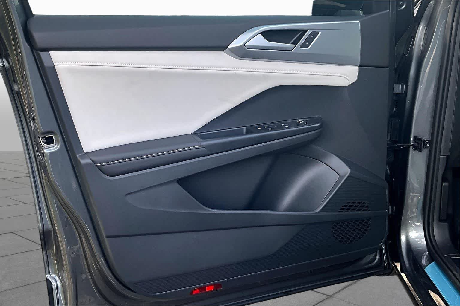 New 2026 Platinum Gray Metallic Volkswagen 1.5T SE image 9