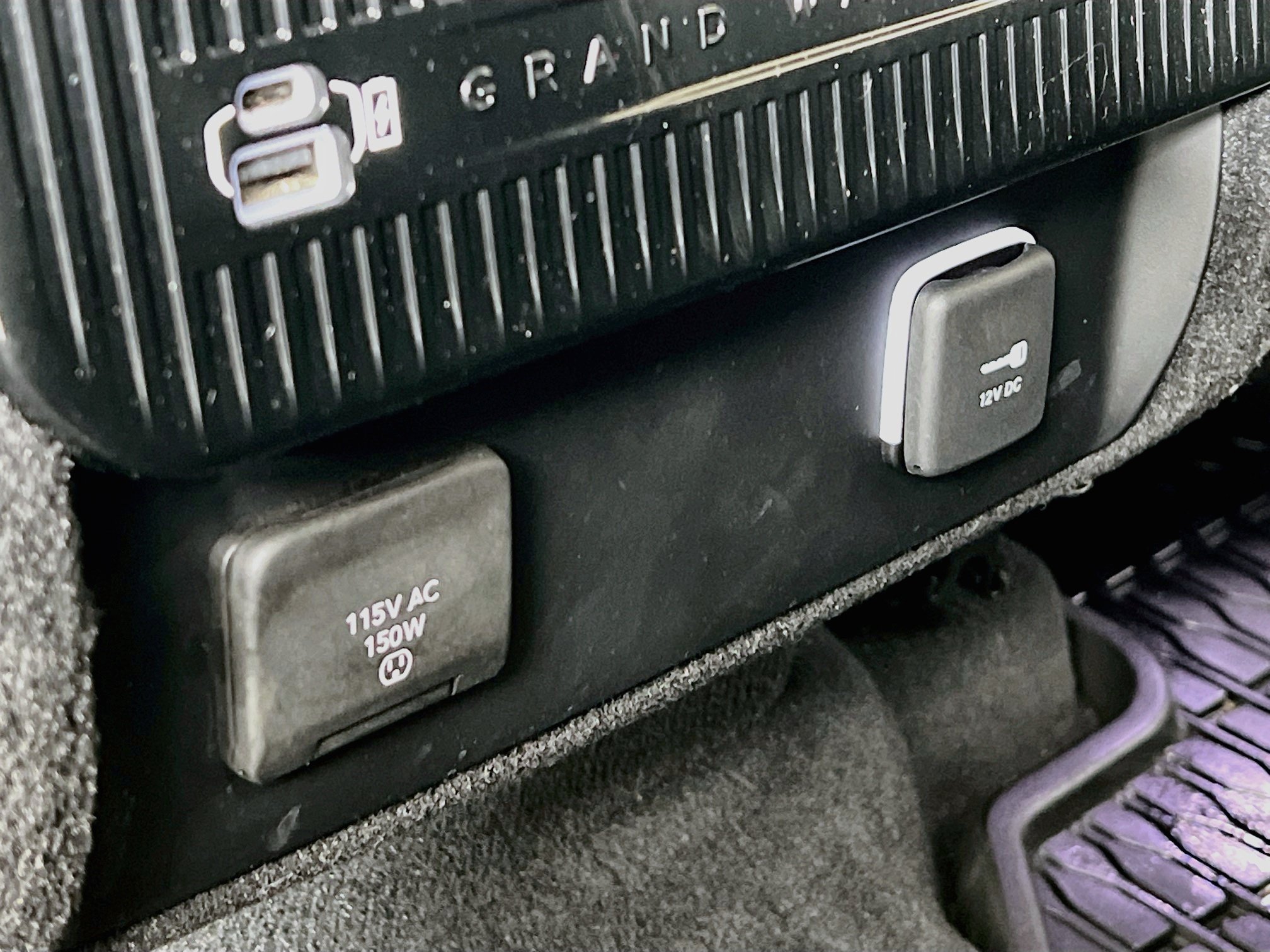 Used 2022 Diamond Black Crystal Pearlcoat Jeep SERIES III image 21