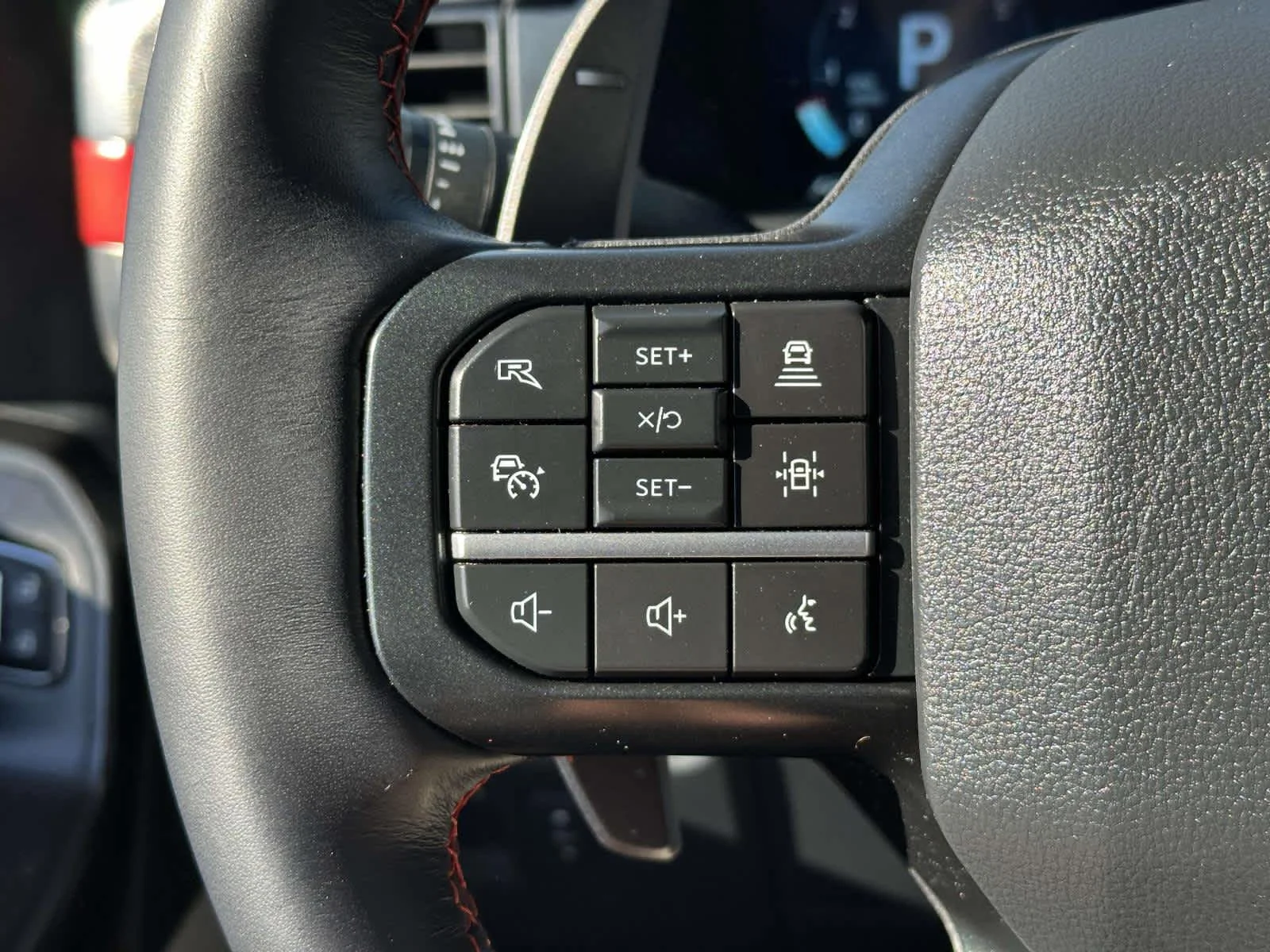 Used 2025 Oxford White Clearcoat Ford Raptor image 30