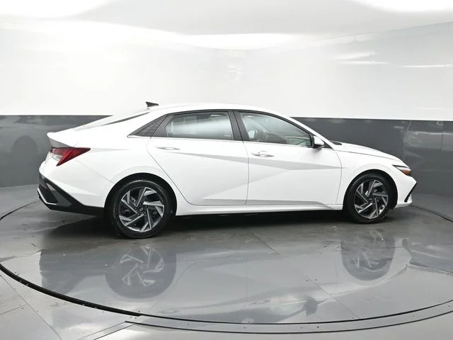 Used 2025 White Hyundai SEL Convenience image 8