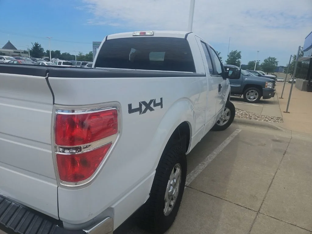 Used 2010 White Ford XL image 4