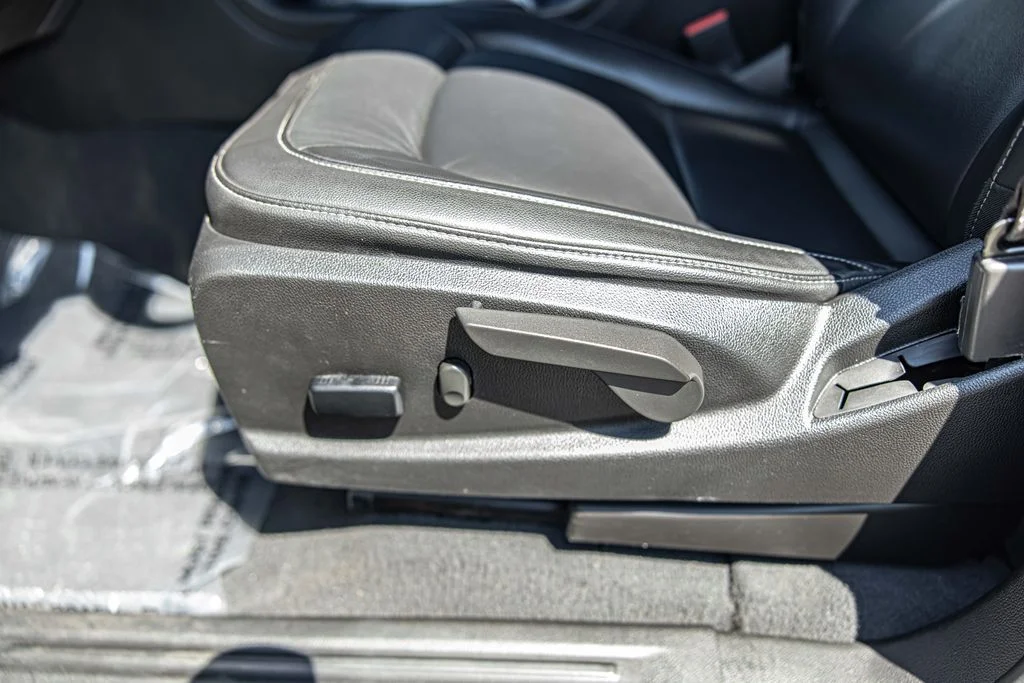 Used 2022 White Chevrolet Z71 image 19