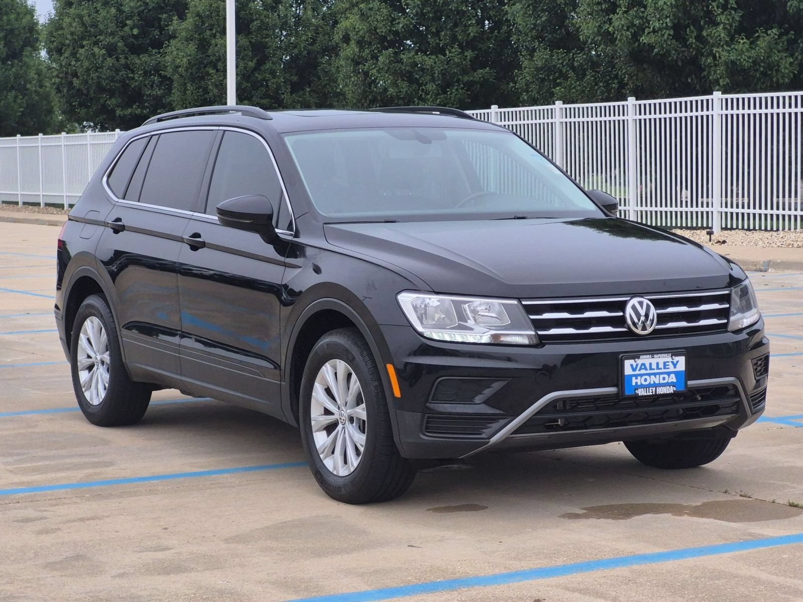 Used 2019 Deep Black Volkswagen SE image 4