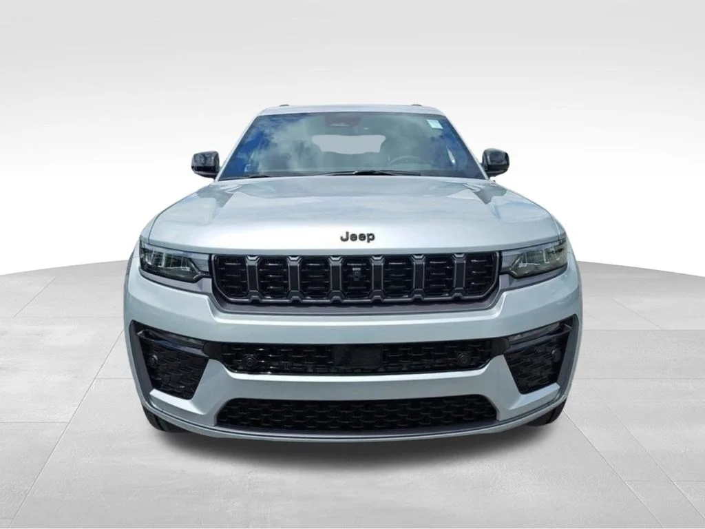 New 2026 Silver Zynith Exterior Paint Jeep Limited Reserve image 8