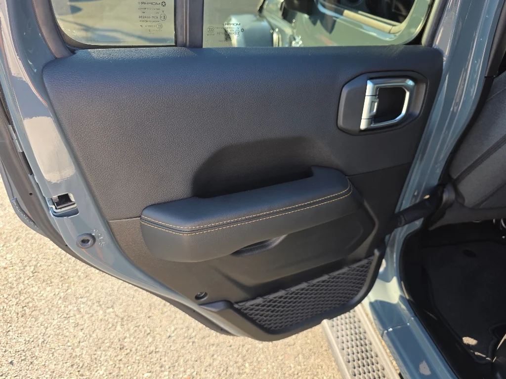 Used 2025 Anvil Clear Coat Jeep Sahara 4xe image 29