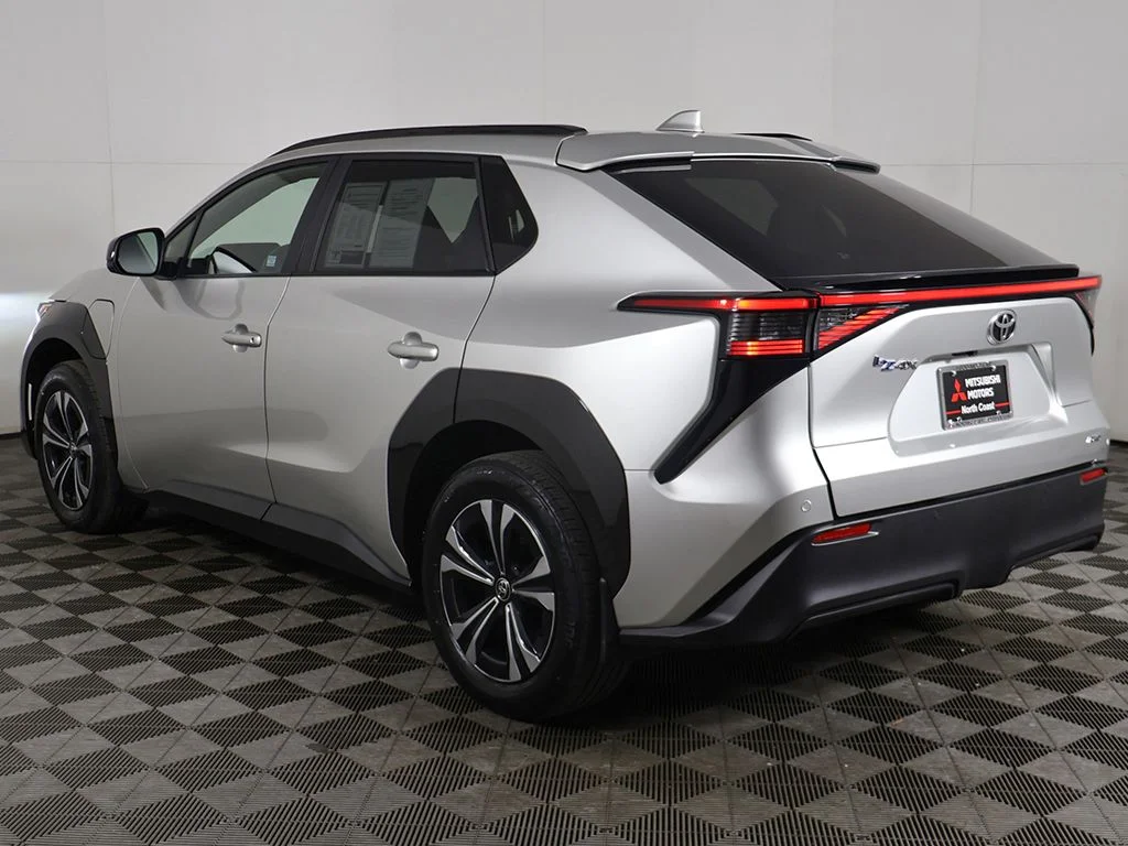 Used 2023 Silver Toyota XLE image 9