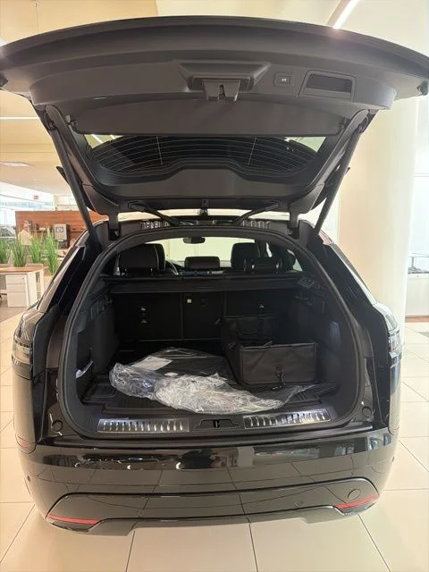 New 2026 Santorini Black Land Rover Dynamic SE image 8
