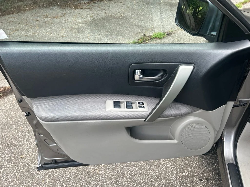Used 2015 Gray Nissan S image 13