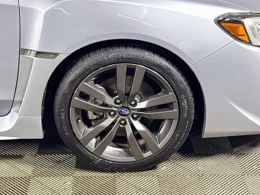 Used 2016 Ice Silver Metallic Subaru Limited image 23
