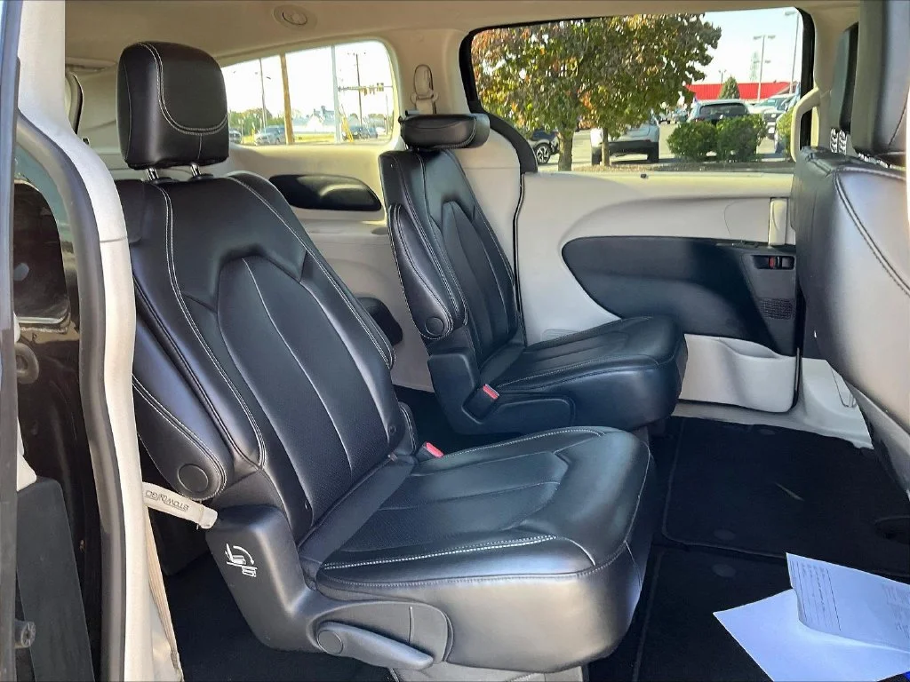 Used 2023 Black Chrysler Touring L image 6