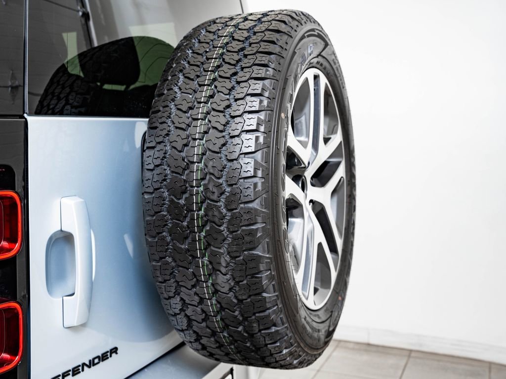 Used 2024 Hakuba Silver Metallic Land Rover S image 51
