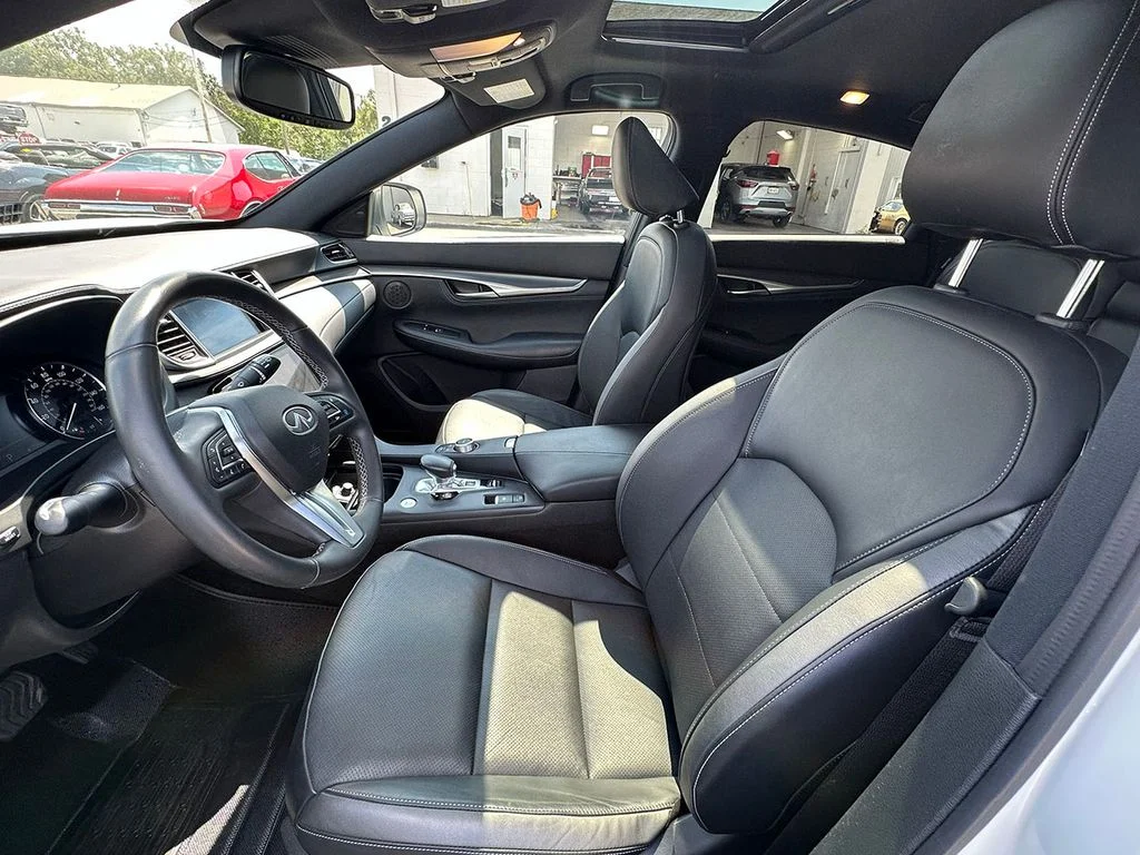 Used 2023 White INFINITI LUXE image 3