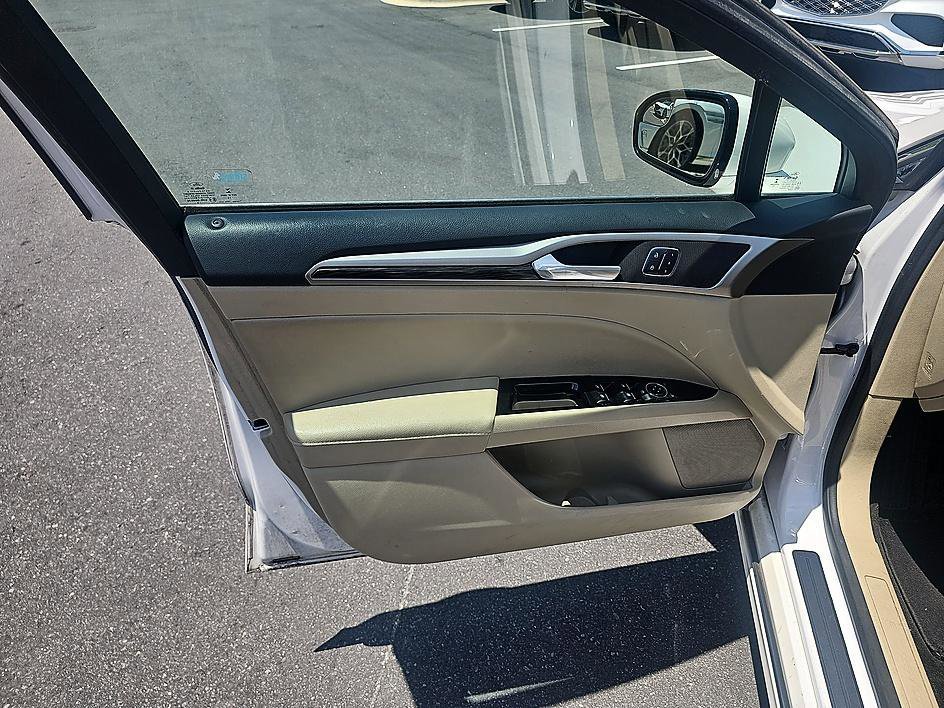 Used 2016 White Platinum Clearcoat Metallic Ford SE image 10
