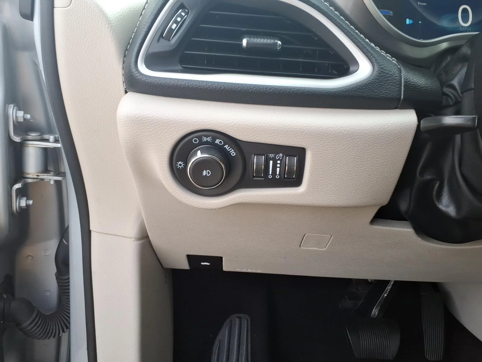 Used 2023 Silver Mist Clearcoat Chrysler Hybrid Touring L image 18