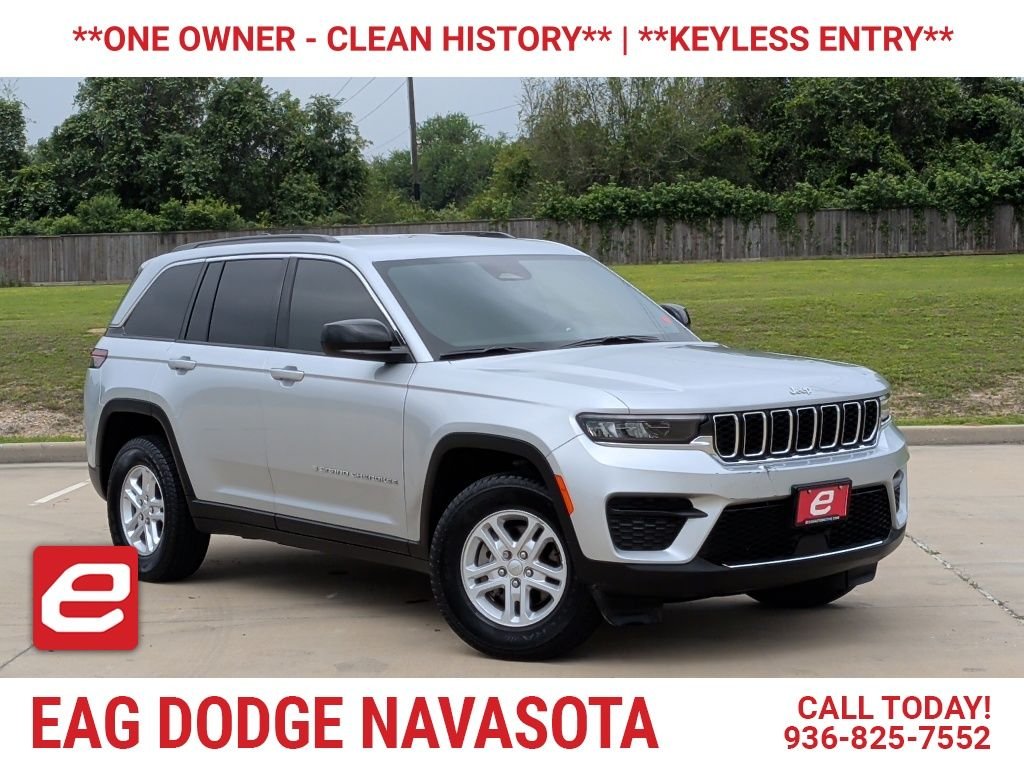 Used 2025 Silver Jeep Laredo image 1