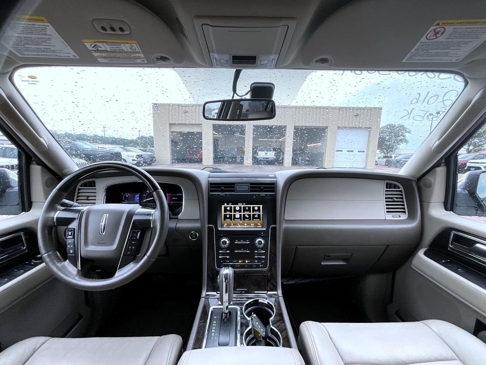 Used 2016 White Lincoln Select image 15