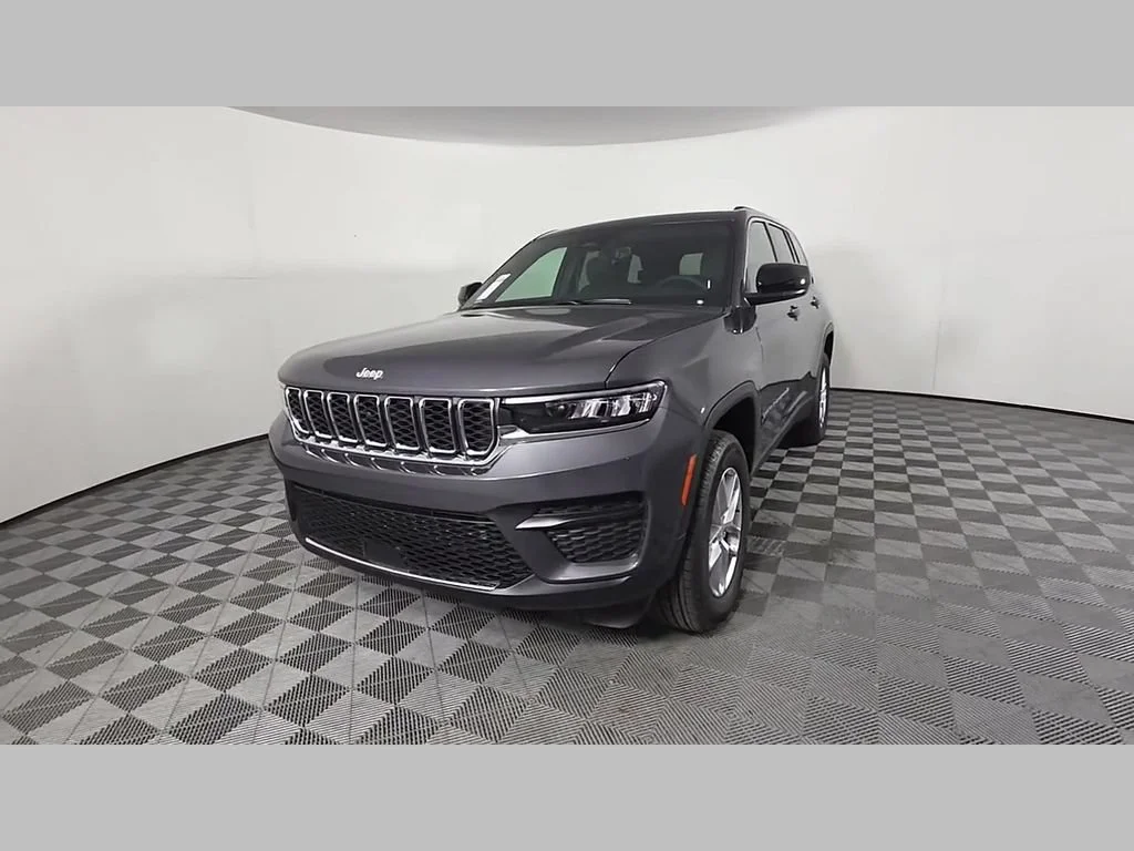 New 2026 Baltic Gray Metallic Clear-Coat Exterior Paint Jeep Laredo image 43