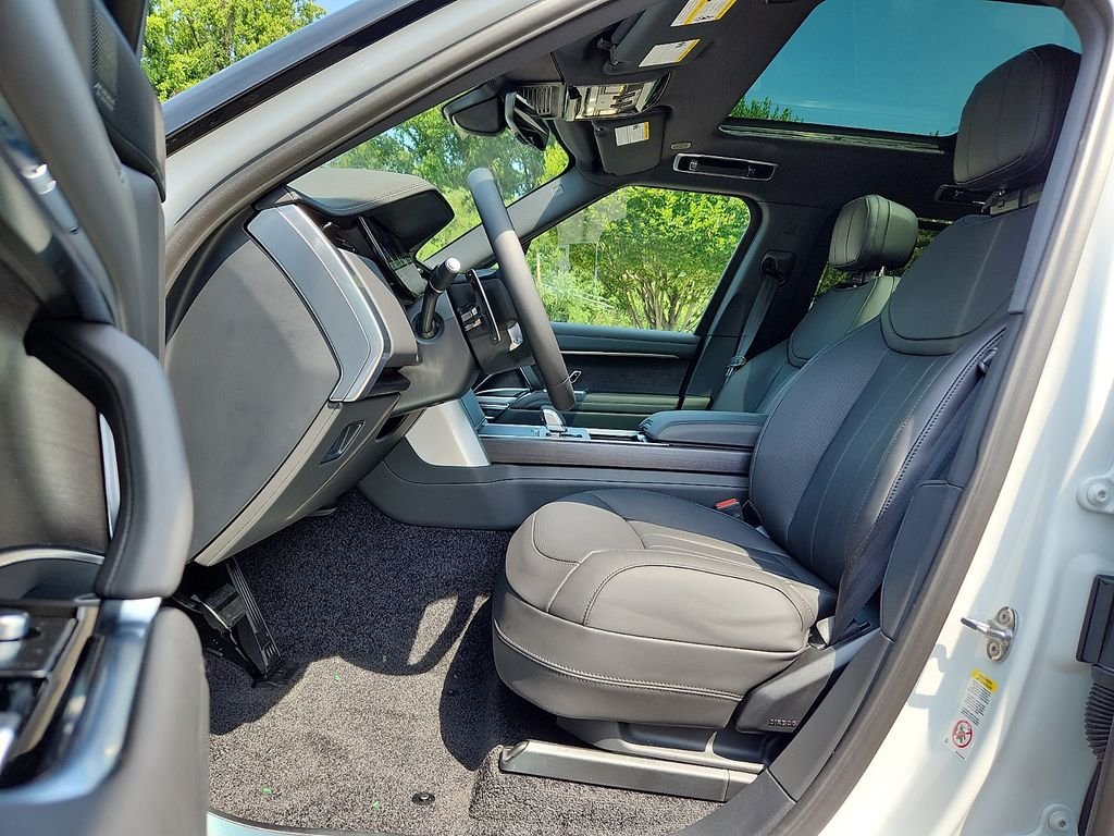 New 2026 Fuji White Land Rover SE image 6