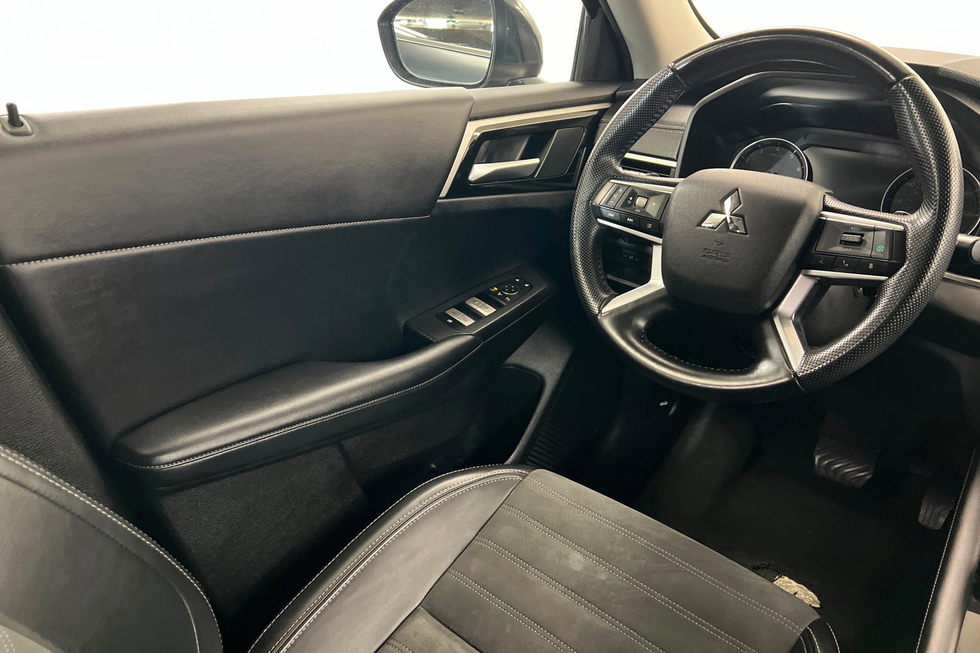 Used 2024 Silver Mitsubishi SE image 12