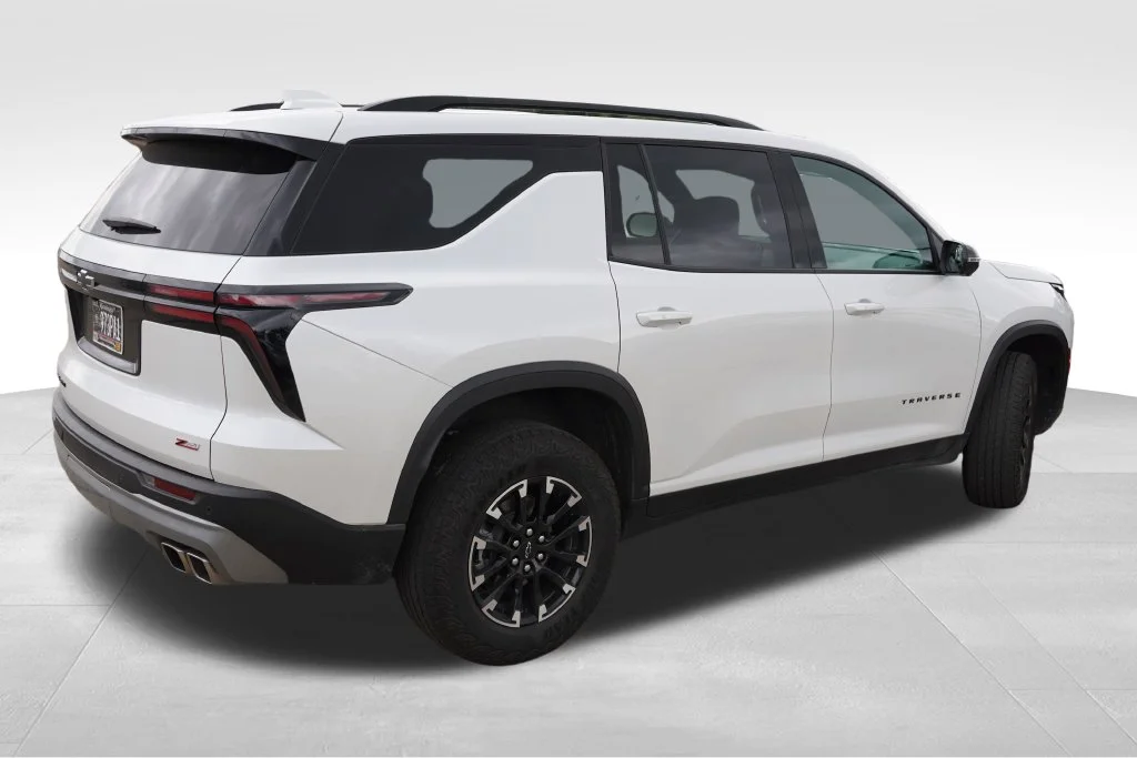 Certified Used 2025 Iridescent Pearl Tricoat Chevrolet Z71 image 3