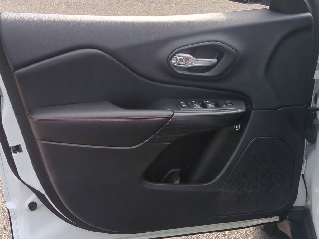 Used 2016 White Jeep Trailhawk image 11