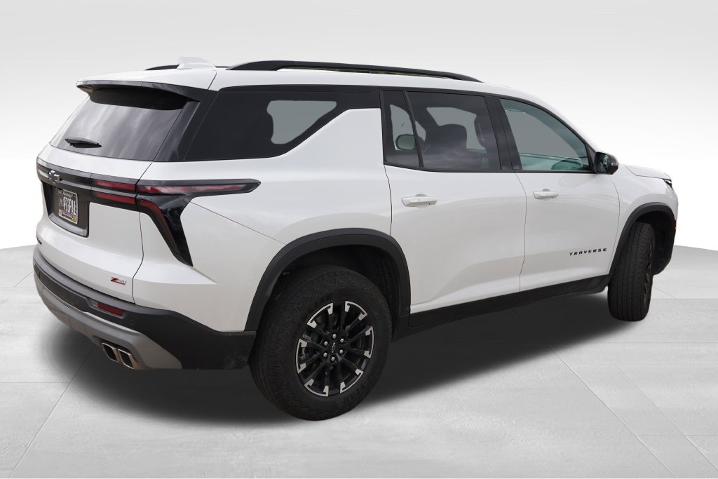 Used 2025 Iridescent Pearl Tricoat Chevrolet Z71 image 3