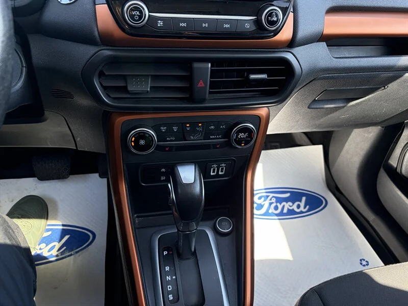 Used 2021 Red Ford SE image 9
