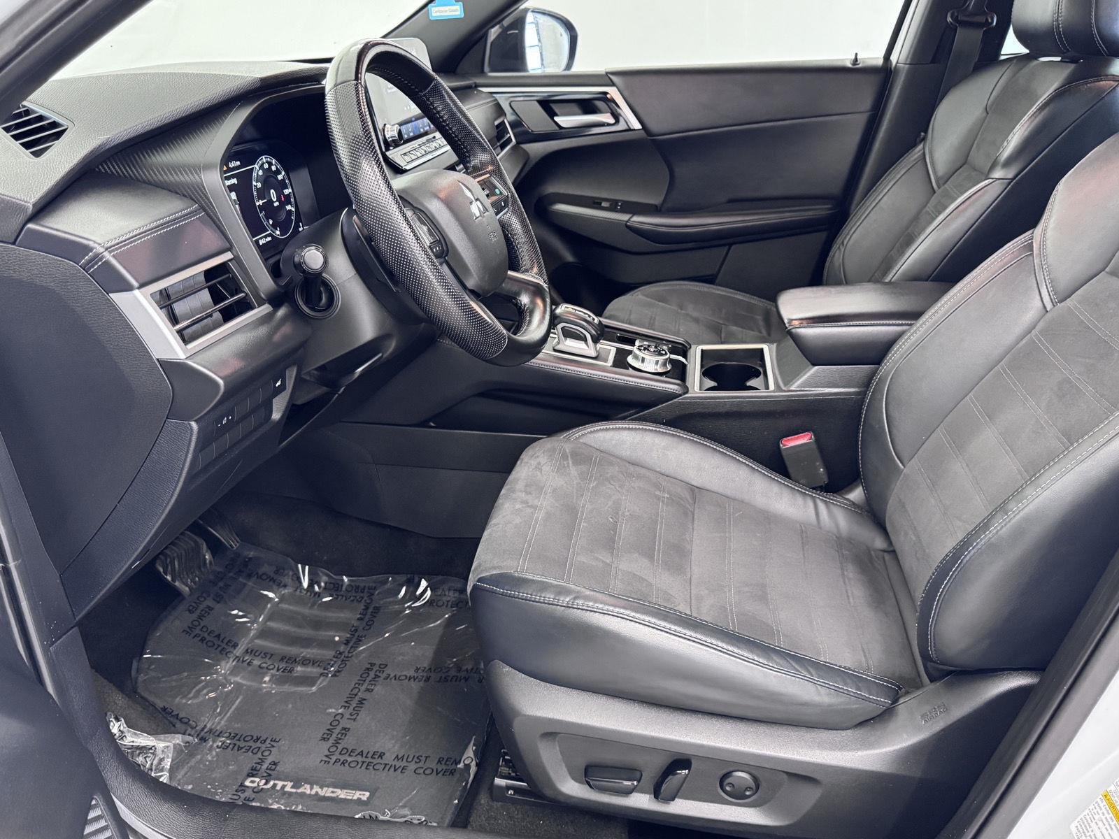 Used 2023 White Diamond Mitsubishi SE Black Edition image 17