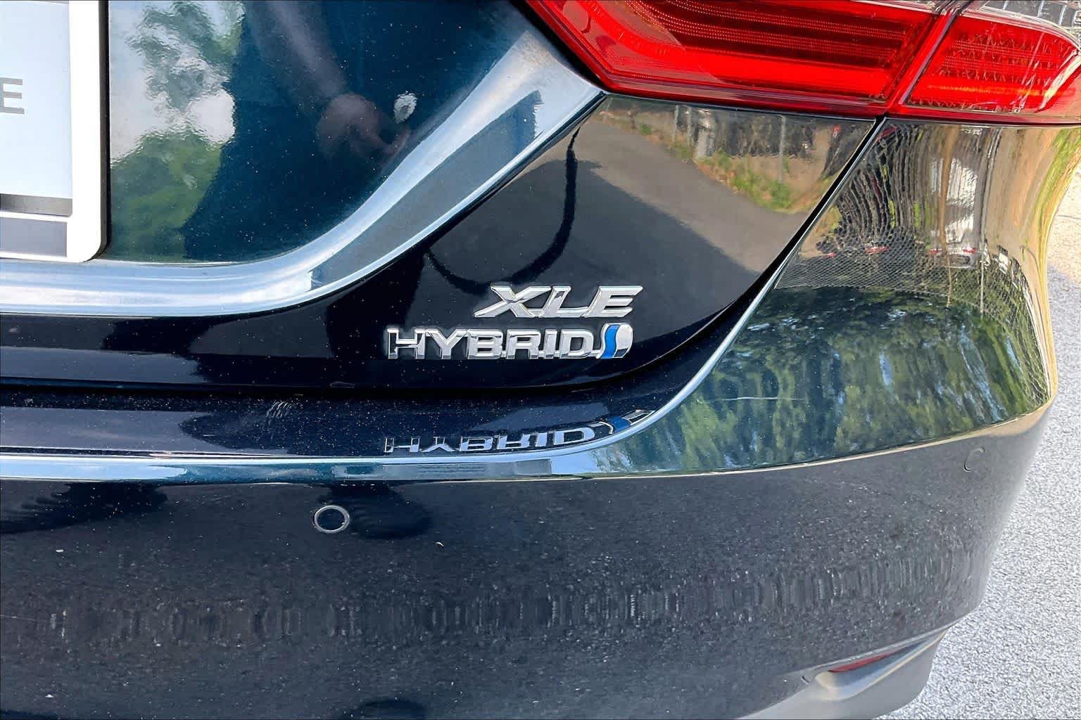 Used 2018 Galactic Aqua Mica Toyota Hybrid XLE image 10