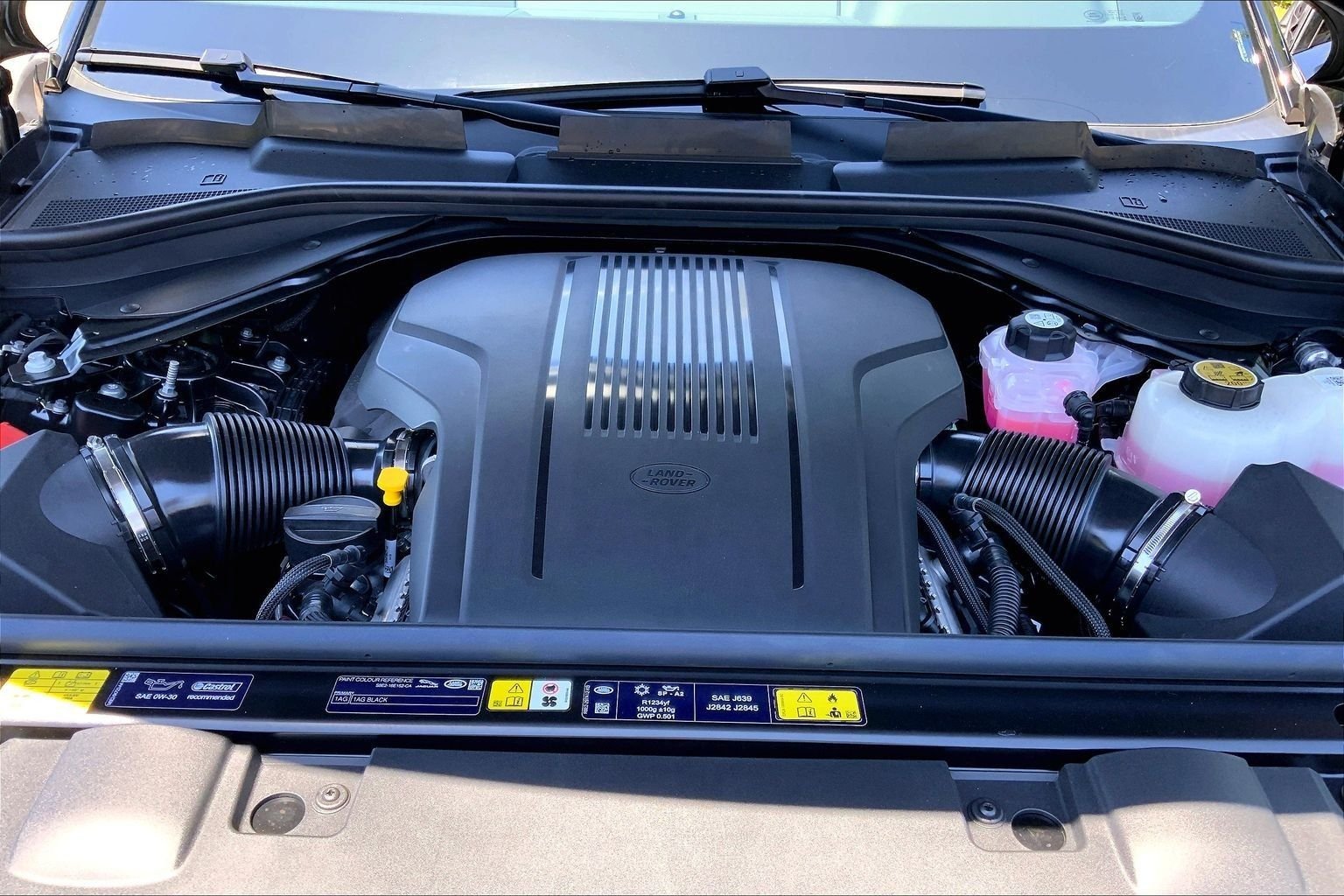 New 2026 Santorini Black LAND ROVER Dynamic SE image 16