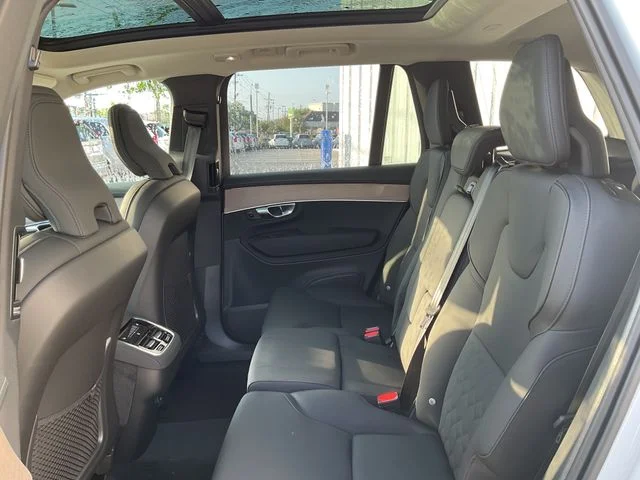 New 2026 White Volvo B6 Plus 7-Seater image 18