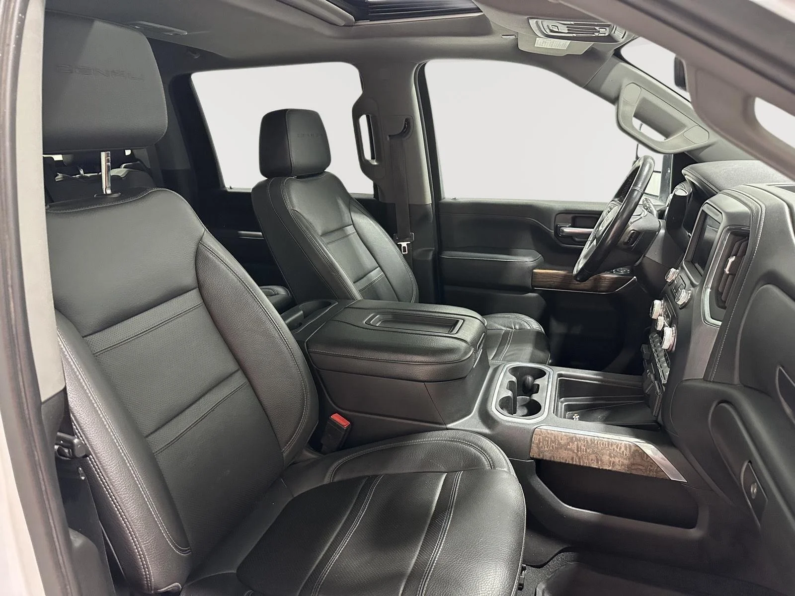Used 2021 White Frost Tricoat GMC Denali image 28