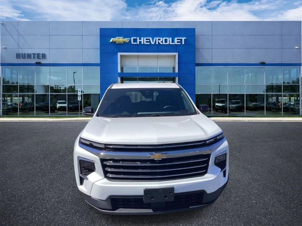 Used 2024 Summit White Chevrolet LT image 4
