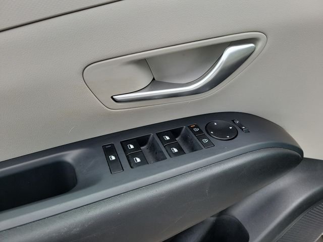 Used 2025 White Hyundai SEL image 11
