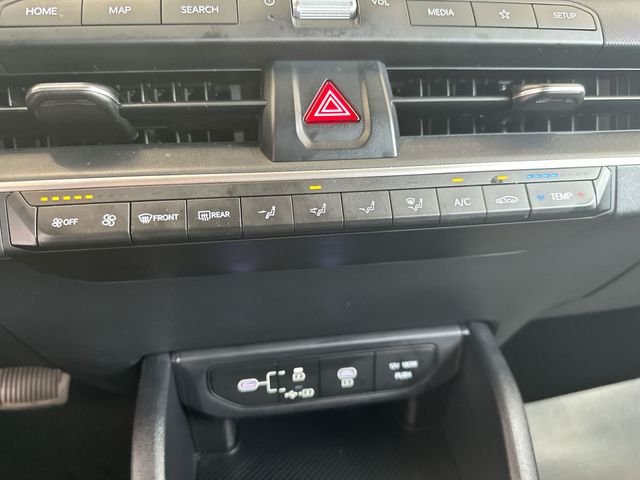 Used 2025 White Kia LXS image 18