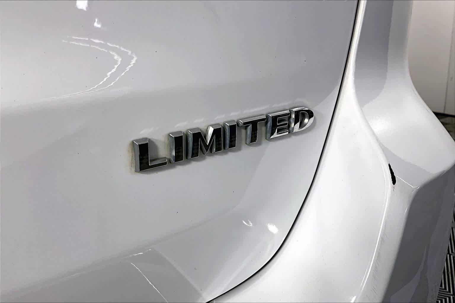 Used 2019 Bright White Clearcoat Jeep Limited image 10
