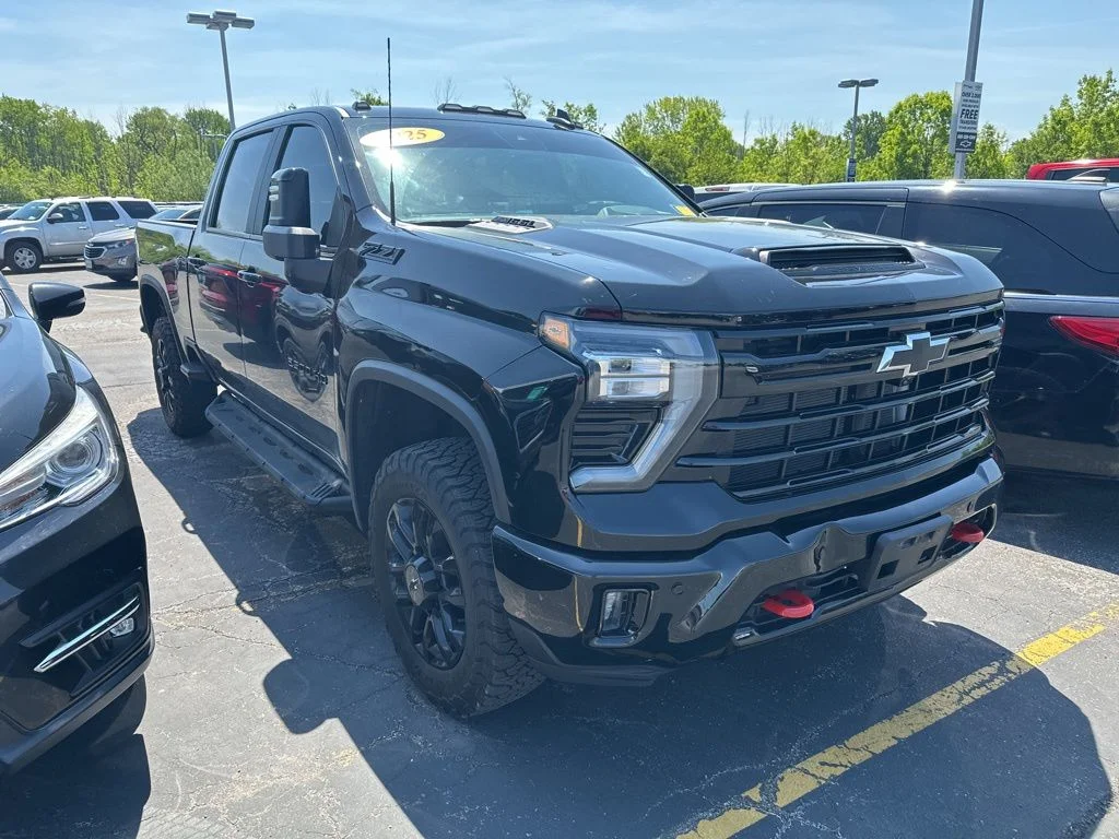 2025 Chevrolet Silverado HD LT 4WD Crew Cab Standard Box's photo