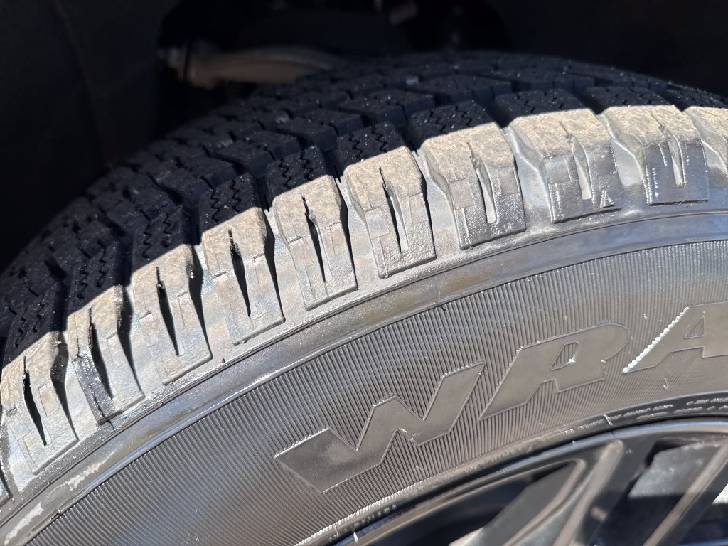 Used 2023 DESERT SAND METALLIC GMC Elevation image 27