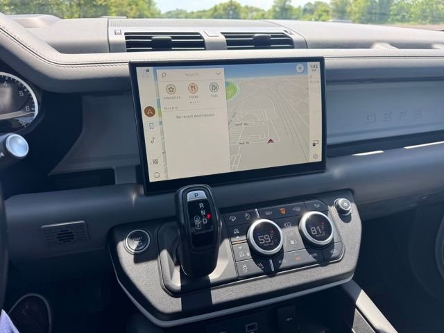 Used 2023 White Land Rover X-Dynamic SE image 16