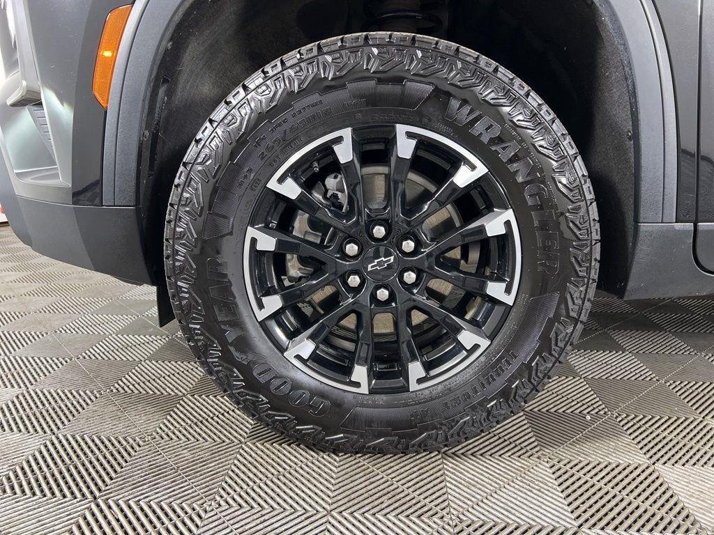 Used 2025 Black Metallic Chevrolet Z71 image 28