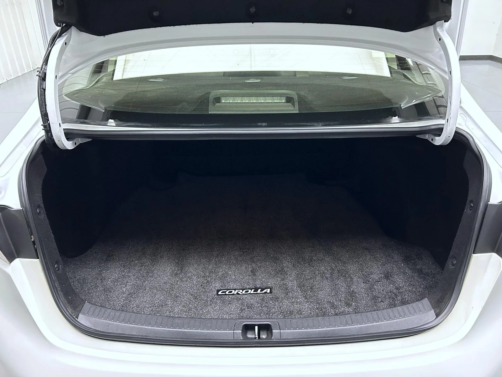 Used 2022 White Toyota SE image 21