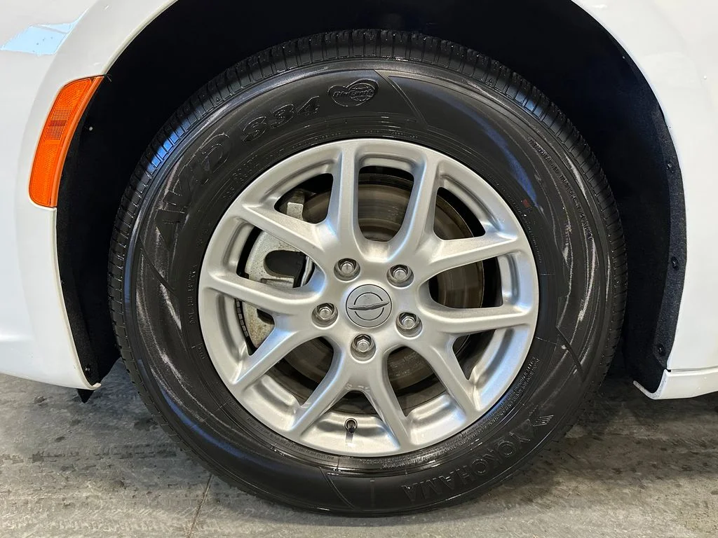 Used 2025 White Chrysler Select image 10
