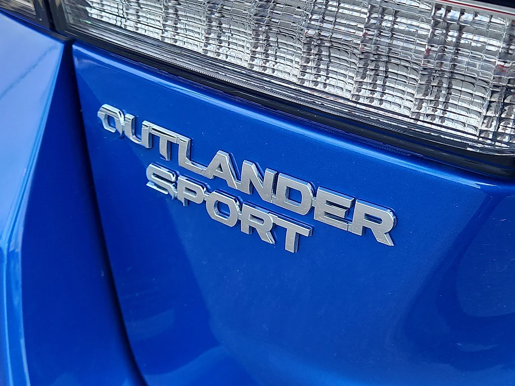 Used 2026 Octane Blue Metallic Mitsubishi SE image 6