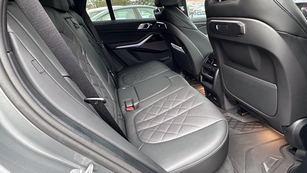 Used 2026 Skyscraper Grey Metallic BMW xDrive40i image 9