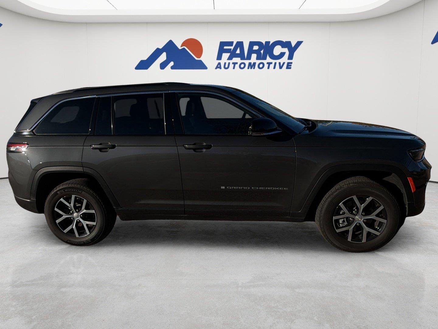Used 2025  Jeep Limited image 7