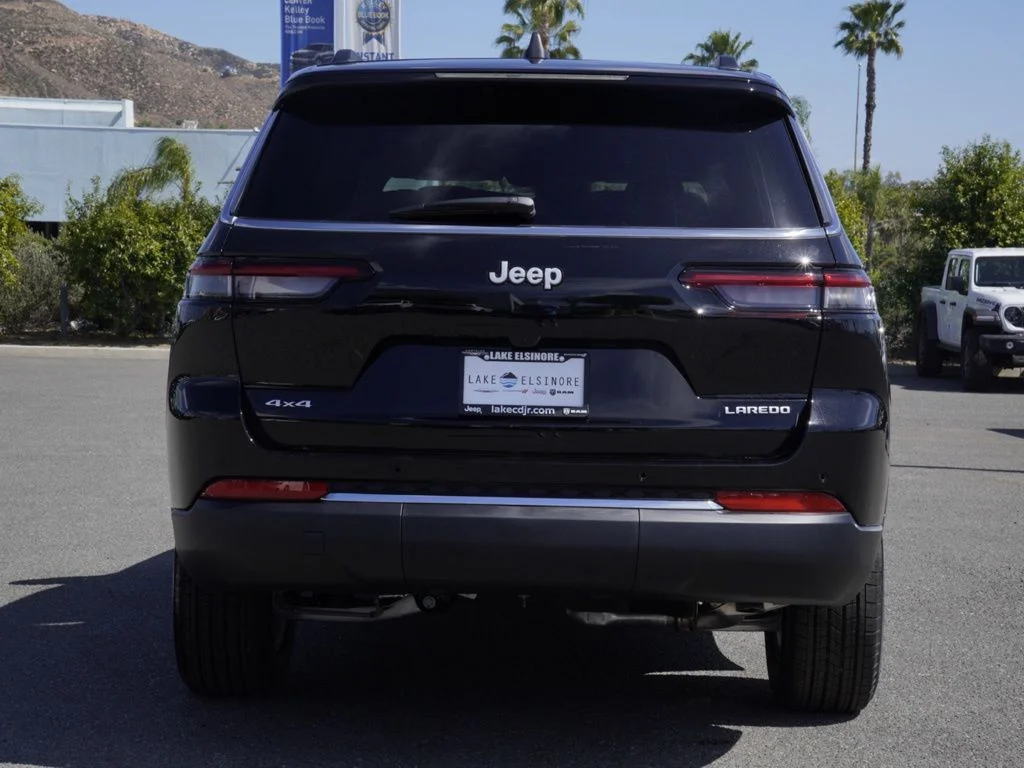 New 2026 Diamond Black Crystal Pearl-Coat Exterior Paint Jeep Laredo image 4