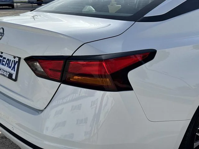 Used 2025 White Nissan 2.5 SV image 12