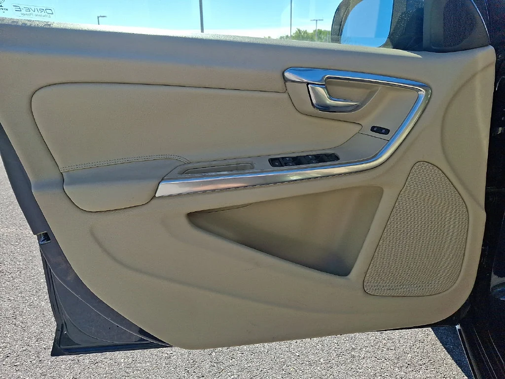 Used 2015 Blue Volvo T5 Premier image 11