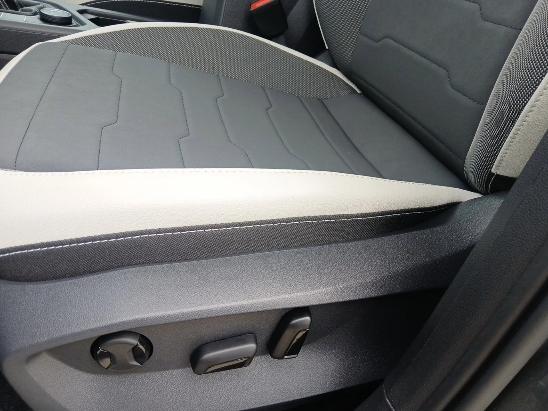 New 2026 Platinum Gray Metallic Volkswagen 1.5T SE image 18