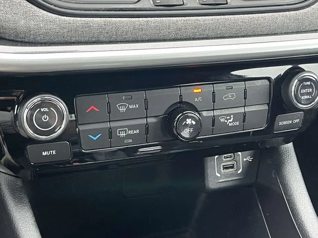 Used 2024 Silver Jeep Latitude image 28
